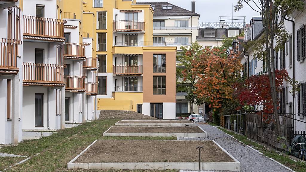 In stadtzürcherischen Liegenschaften, wie der Siedlung Hornbach, sollen künftig 20 Prozent der Wohnungen für ältere Menschen bereitgestellt werden. Eine entsprechende Initiative der SVP kommt vors Volk. (Archivbild)