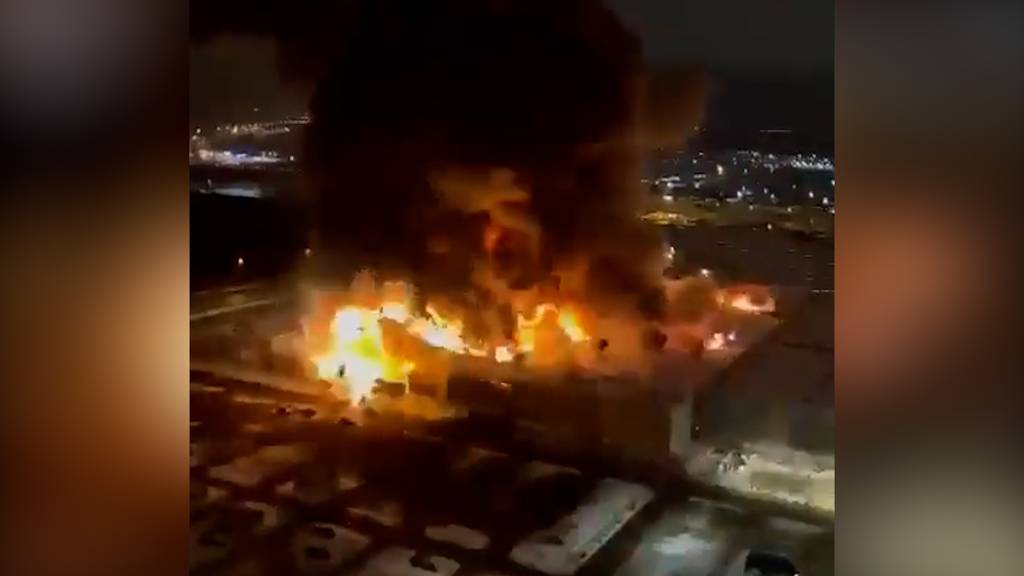 Inferno vernichtet Obi-Baumarkt in Moskau