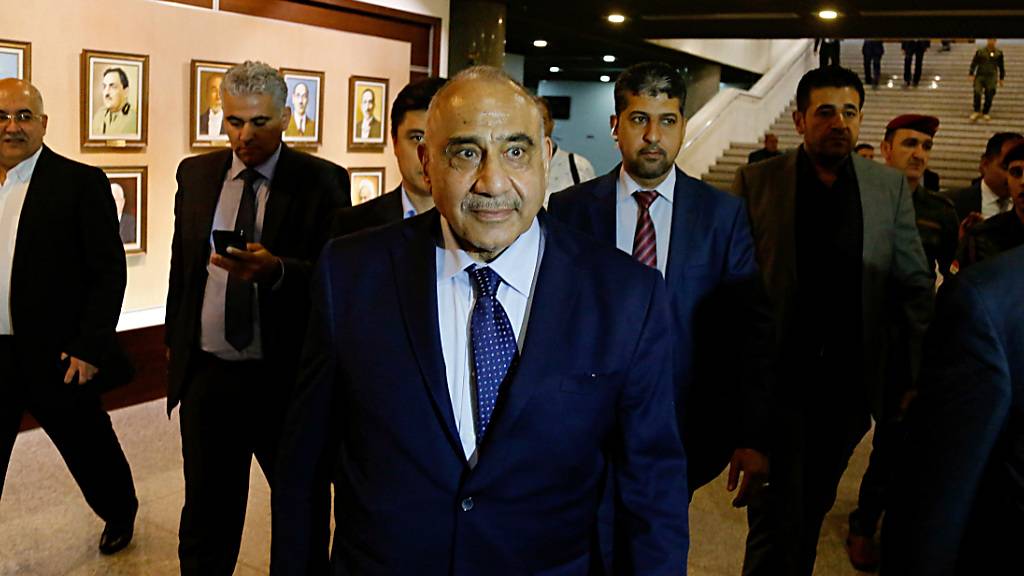 157 Menschen wurden bei den Protesten im Irak Anfang Oktober getötet. Die Regierung von Premier Adel Abdel Mahdi (M) kündigte die Ablösung mehrerer Befehlshaber der Sicherheitskräfte an. Laut einer Untersuchung schossen damals auch nicht identifizierte «Schützen» von den Dächern. (Archiv)