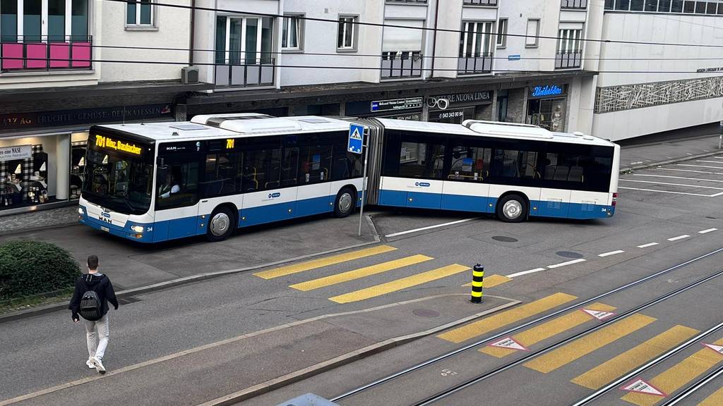 Busfahrer will im Kreis 7 wenden und bleibt stecken