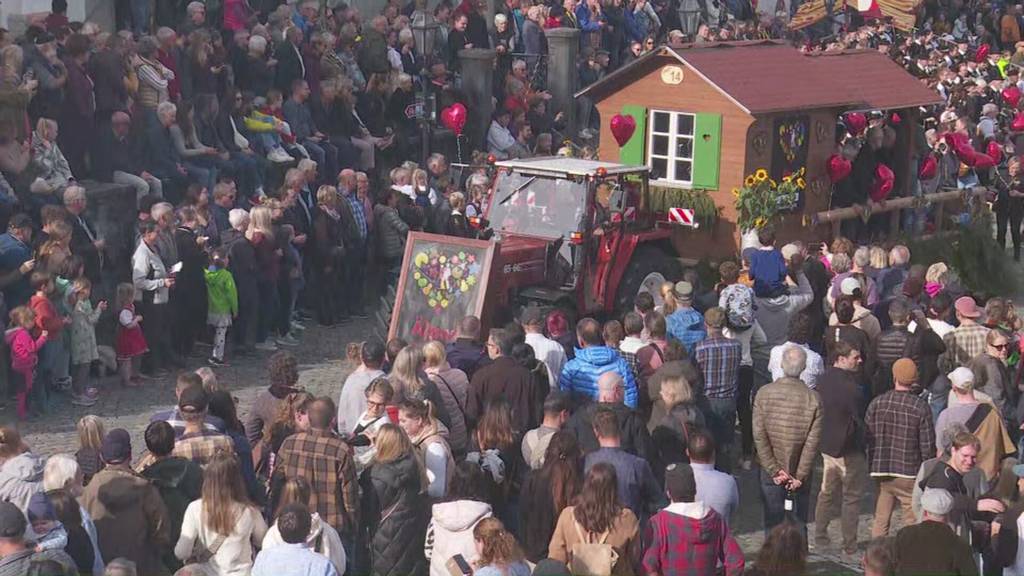 Farbiger Umzug an Älperchilbi in Stans