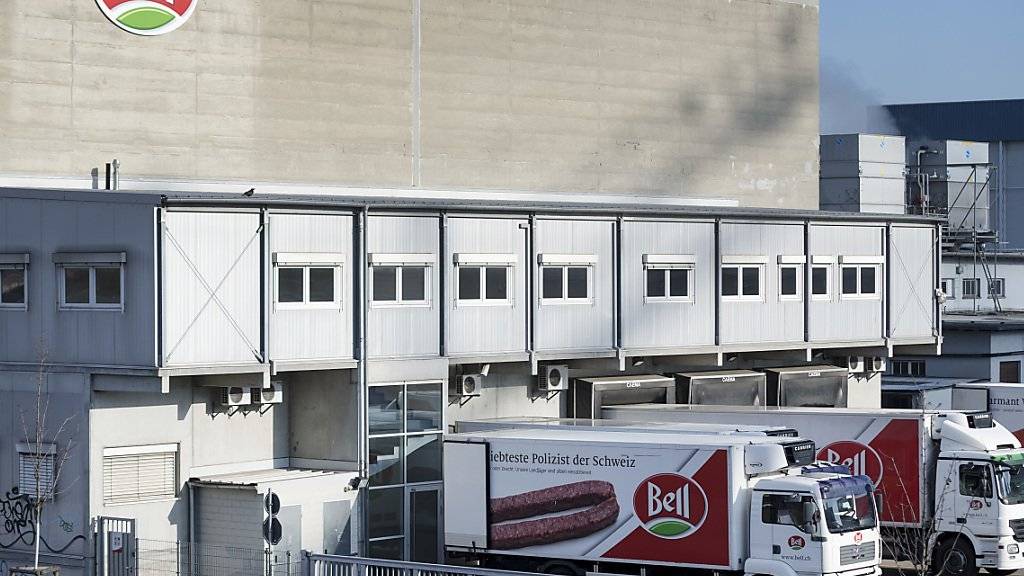 Beim Fleischverarbeiter Bell in Basel ist es in der Nacht auf Mittwoch zu einem Zwischenfall mit ausgetretenem Desinfektionsmittel gekommen. Vier Angestellte mussten zur Kontrolle ins Spital gebracht werden. (Archivbild)