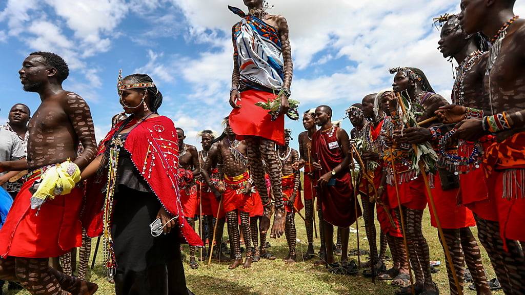 Mitglieder der indigenen Maasai-Gemeinschaft treten im Juni 2023 bei der Eröffnung eines Kulturfestivals im Dorf Sekenani in Kenia auf. Das Festival soll unter anderem den Tourismus fördern. (Archivbild)