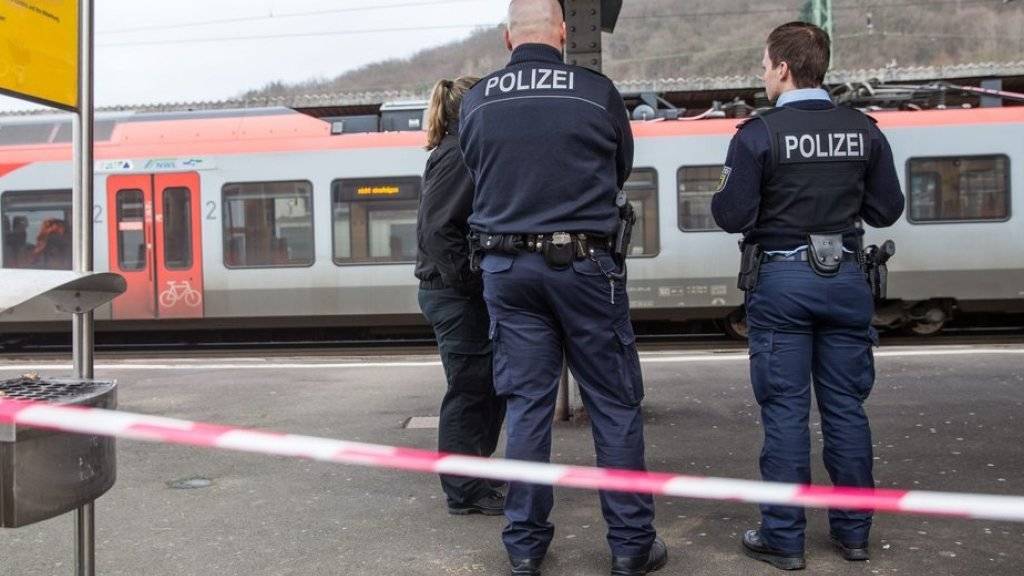 Nach einer tödlichen Messerattacke auf einen Polizisten am Bahnhof im deutschen Herborn sichern Beamte den Tatort.