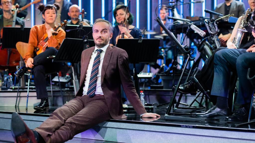 Jan Böhmermann und das Rundfunk-Tanzorchester Ehrenfeld verlassen das Fernsehstudio der Latenight-Show «ZDF Magazin Royal». Anfang nächsten Jahres gehen sie auf Tour und legen auch einen Stopp in Zürich ein.