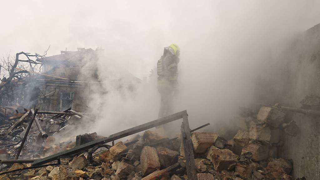 ARCHIV - Feuerwehrleute beseitigen die Trümmer eines Raketenangriffs durch russische Truppen in Odessa. Foto: ---/https: