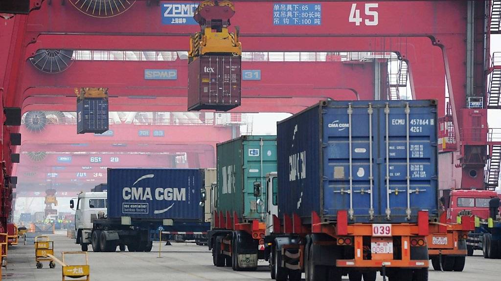 Chinas Exporte lahmen zwar nach jahrelangem Boom, aber das Minus ist kleiner als befürchtet.