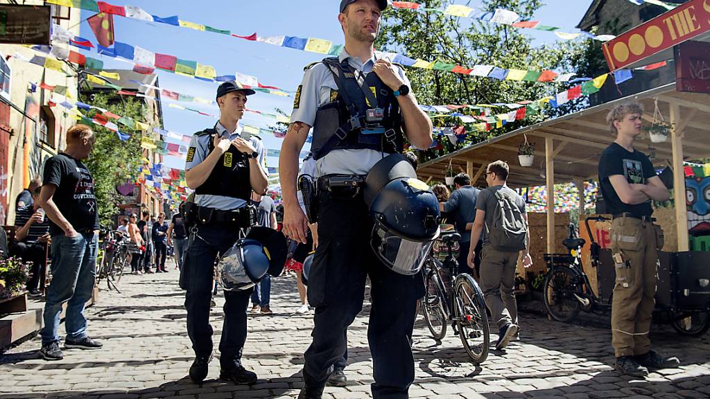 ARCHIV - Eine Polizeistreife kontrolliert die Pusher Street in der alternativen Siedlung Christiania. Foto: Nils Meilvang/Ritzau Scanpix/AP/dpa