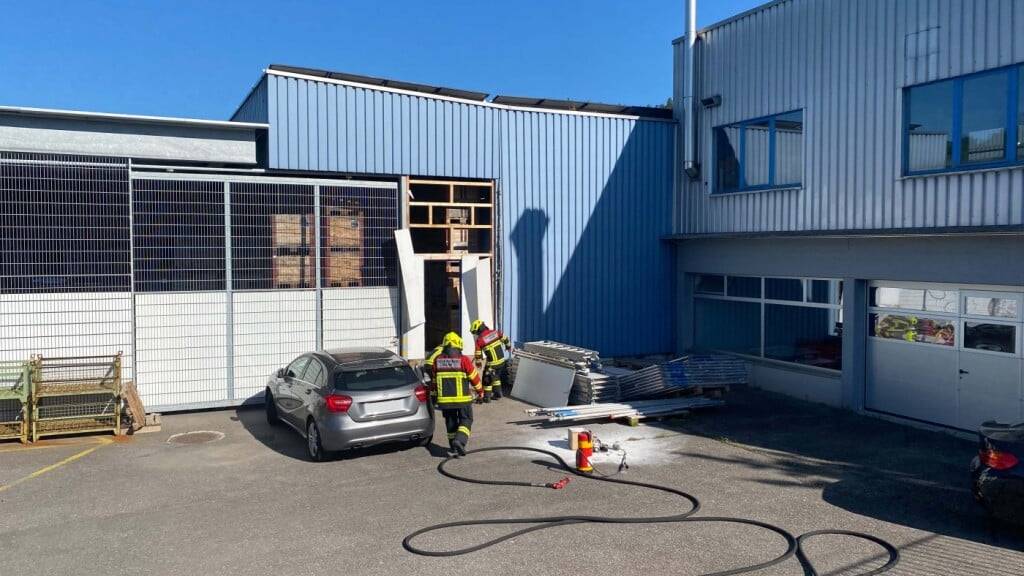 Die Wucht der Explosion beschädigte auch das Gebäude der Werkstatt.