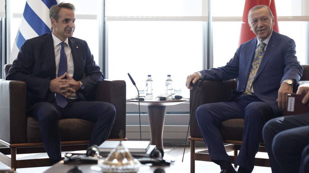 HANDOUT - Ministerpräsident von Griechenland Kyriakos Mitsotakis und Präsident der Türkei Recep Tayyip Erdogan vereinbaren ein Treffen im Dezember. Foto: Dimitris Papamitsos/dpa - ACHTUNG: Nur zur redaktionellen Verwendung und nur mit vollständiger Nennung des vorstehenden Credits