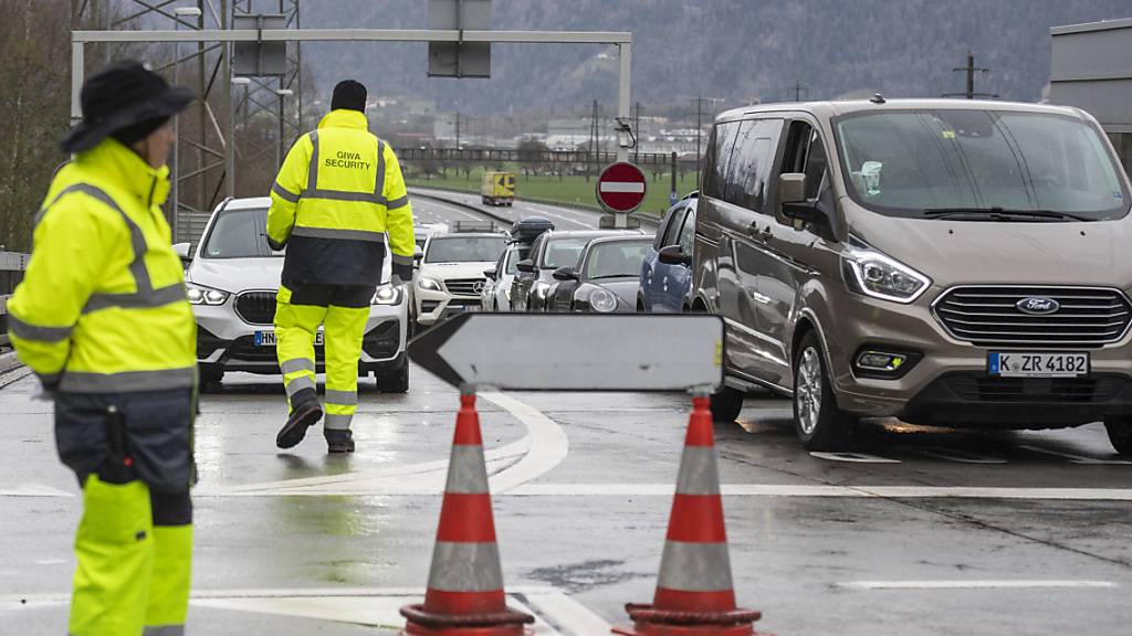 Verkehrsmanagement der Urner Kantonspolizei beim Autobahnanschluss Göschenen im April 2023. (Archivbild)