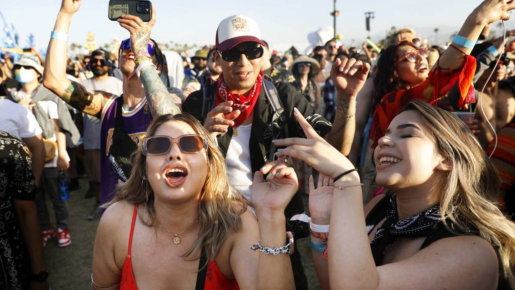 Coachella-Fans feiern Festival-Auftakt in kalifornischer Wüste