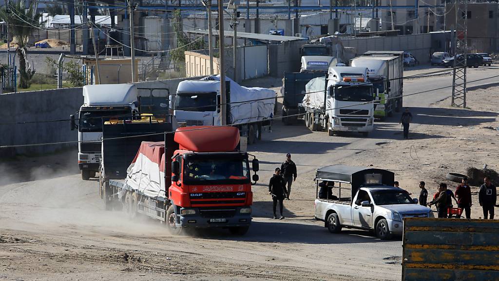 Lastwagen fahren mit humanitärer Hilfe, Treibstoff und Gas über den Grenzübergang Rafah in den Gazastreifen ein. Foto: Abed Rahim Khatib/dpa