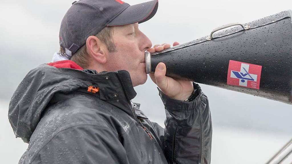 Ian Wright, der Headcoach der Schweizer Ruder-Nationalmannschaft, gibt im Training Anweisungen