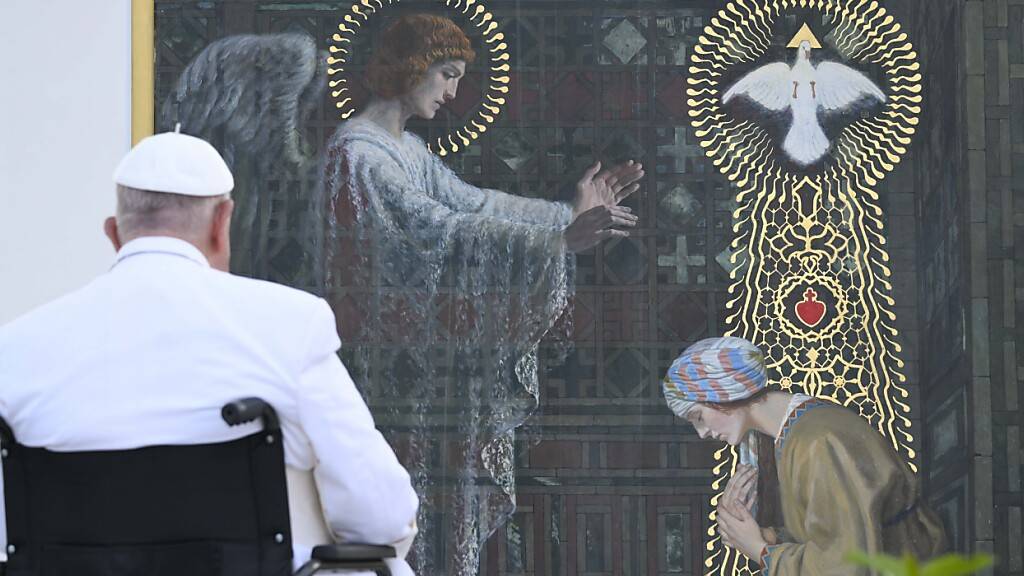 Papst Franziskus leitet eine Messe auf dem monumentalen Platz «Piazza dell‹Unita› d'Italia». Foto: Vatican Media/IPA via ZUMA Press/dpa
