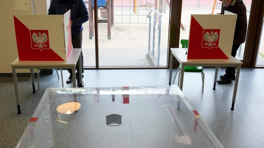 Kurz nach Öffnung der Wahllokale in der ersten Runde der polnischen Präsidentschaftswahlen geben Wähler in der Nähe von Warschau ihre Stimmen ab. Foto: Czarek Sokolowski/AP/dpa