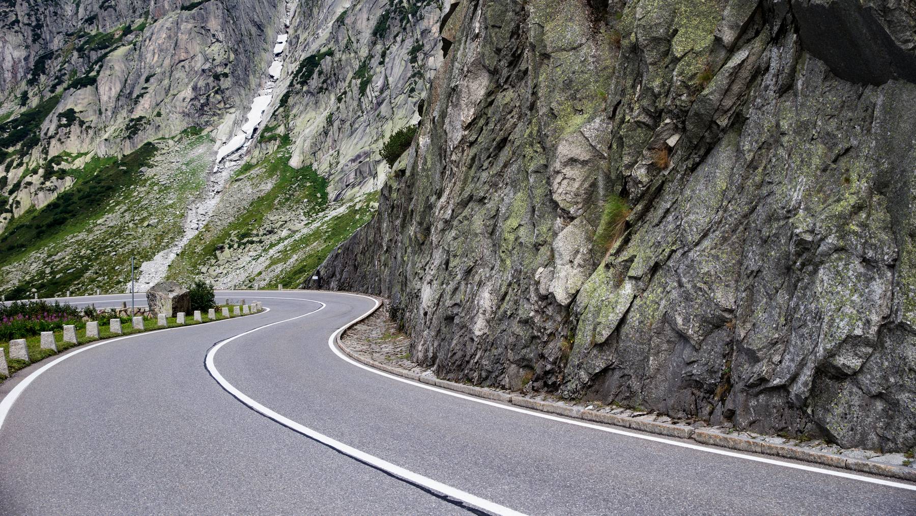 Am späten Sonntagnachmittag ist ein Motorradfahrer am Grimselpass in Guttannen mit einem Auto kollidiert. (Archivbild)