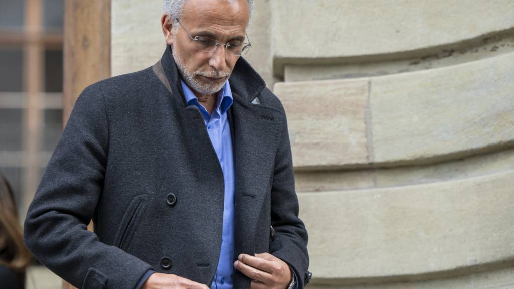 Der Islamwissenschaftler Tariq Ramadan im Mai 2024 beim Verlassen des Gerichtsgebäudes in Genf. (Archivbild)