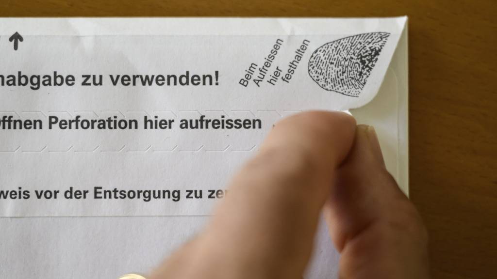 Das Abstimmungskuvert wird im Kanton Luzern künftig weniger dick sein. (Archivaufnahme)