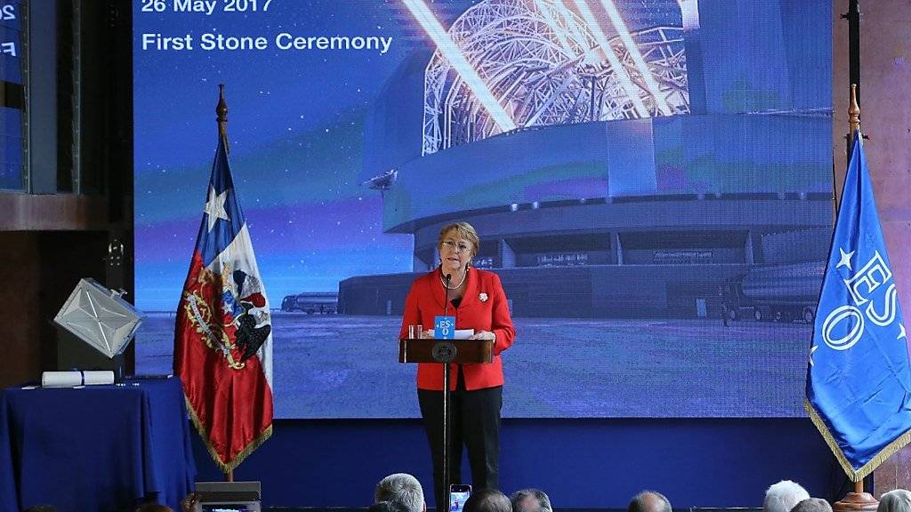 Chiles Präsidentin Michelle Bachelet spricht im windgeschützten Raum während der Grundsteinlegung für das grösste optische Teleskop der Welt.