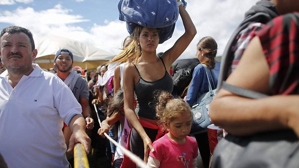 Anstehen an der Grenze: Über hunderttausend Venezolaner wollen in Kolumbien einkaufen.