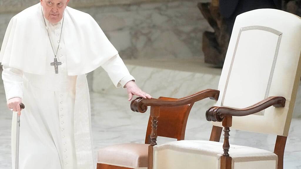 Papst Franziskus trifft anlässlich der wöchentlichen Generalaudienz in der Halle Paul VI. ein. Foto: Gregorio Borgia/AP/dpa