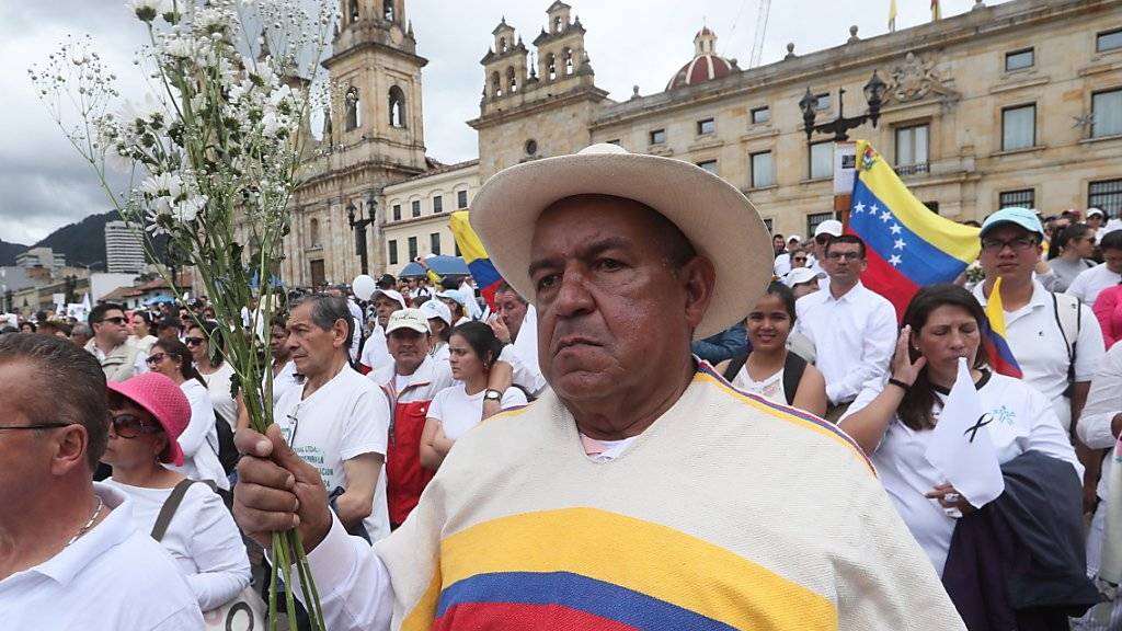 Tausende Demonstranten gingen in Kolumbien auf die Strasse, um ihre Solidarität mit der Polizei zu bekunden.
