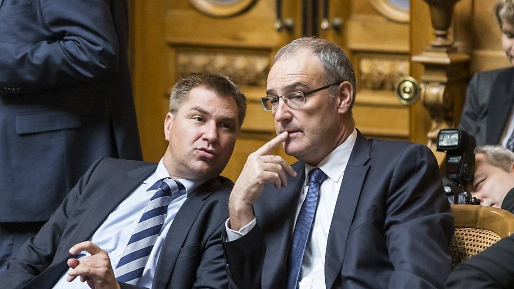 Verhilft der neu gewählte SVP-Bundesrat Guy Parmelin (rechts) der SVP zu einem Wählerzuwachs in der Westschweiz? SVP-Präsident Toni Brunner (links) rechnet mit vier Prozent mehr Wähleranteil. (Archivbild)