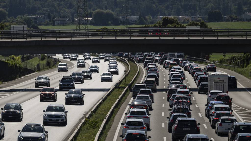 Die Kombination aus Schulferien in verschiedenen Regionen und der Hochsaison im Wintersport führt im Februar vielerorts zu langen Staus. (Archivbild)