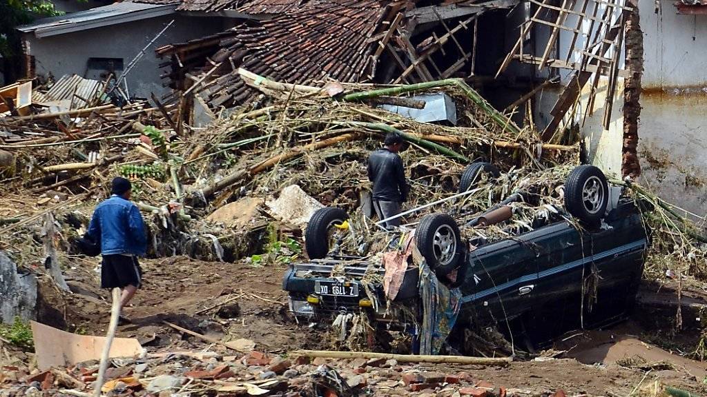 Schuttt und Trümmer nach den Überschwemmungen in Indonesien.