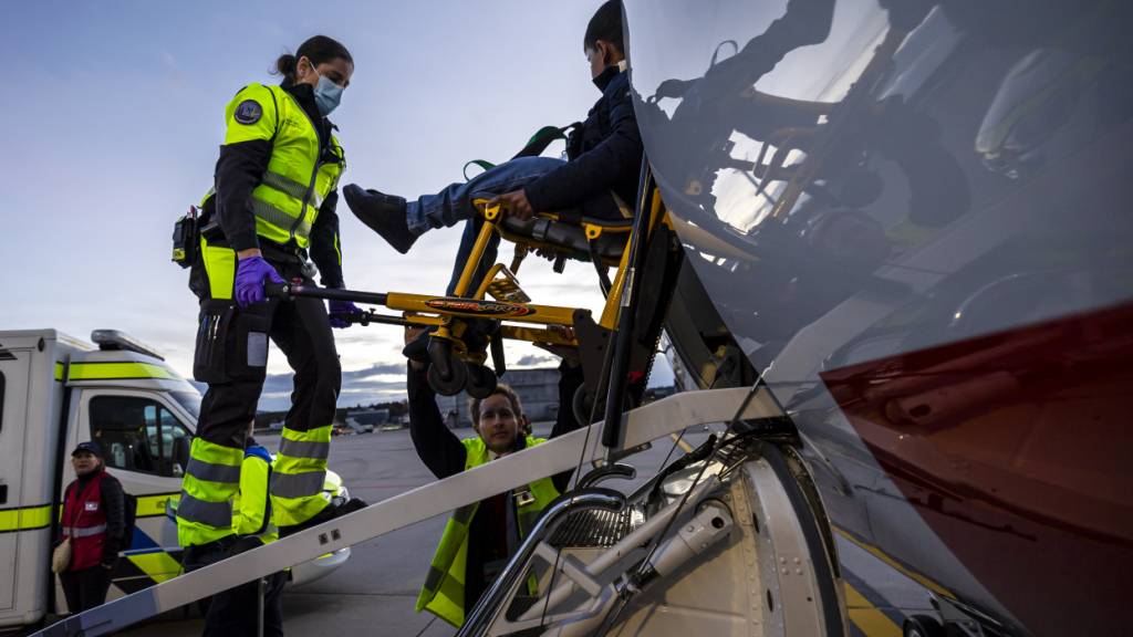 Insgesamt nahm die Schweiz sieben verletzte Kinder aus Gaza auf. Das Bild zeigt die Ankunft eines solchen Kindes am Freitag in Zürich. Weitere 13 Kinder sollen im November folgen. (Archivbild)