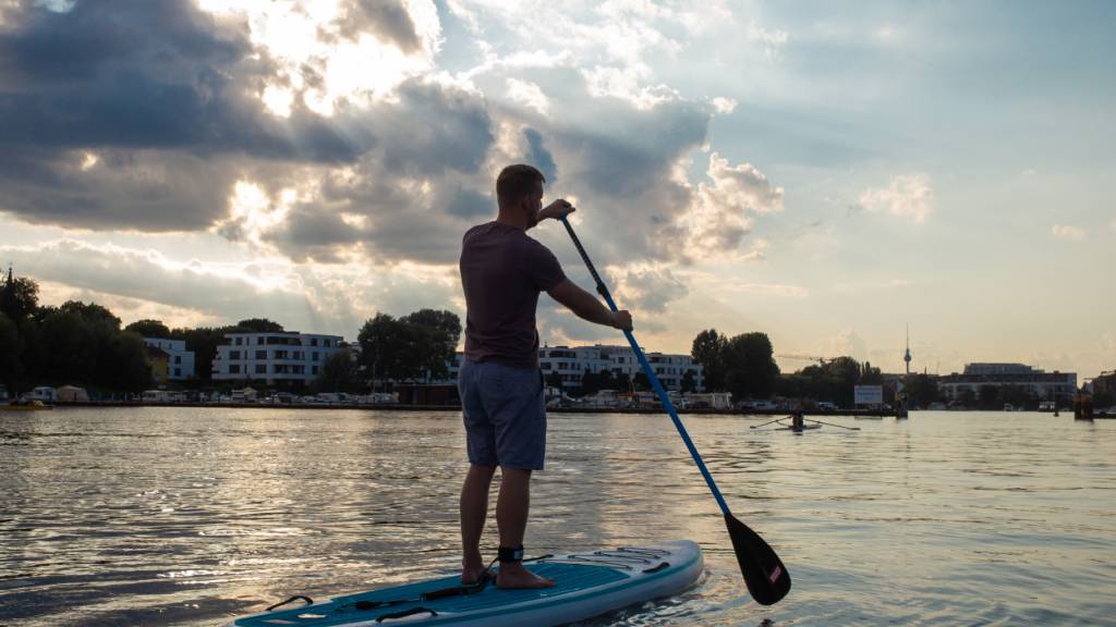 Ein Stand-up-Paddler 2021 in Deutschland. (Archivbild)
