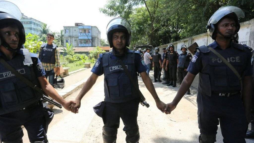 Polizisten in einem Vorort der Hauptstadt Dhaka, wo bei einem Polizeieinsatz unter anderem der mutmassliche Drahtzieher des Blutbads in einem bei Ausländern beliebten Café Anfang Juli erschossen wurde