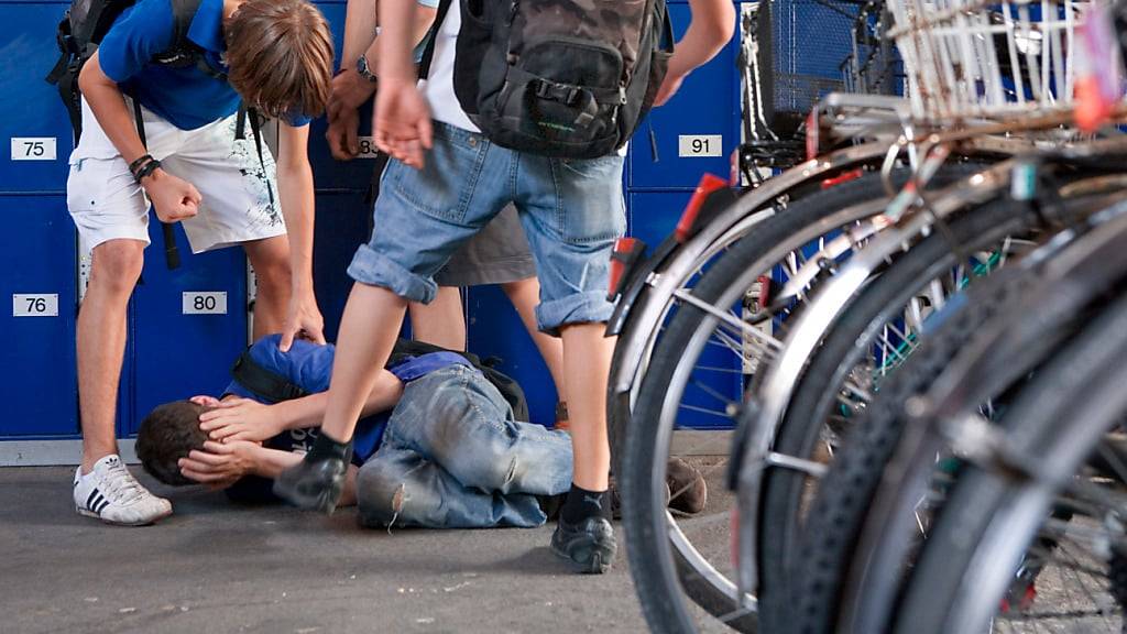 Der Jugendliche wurde in Menziken von seinen Altersgenossen geschlagen und getreten. (Symbolbild)