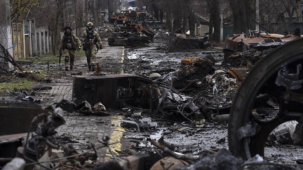 Für internationales Entsetzen sorgten am Sonntag Bilder aus dem Vorort Butscha, wo Leichen von Bewohnern auf der Strasse lagen. Die Ukraine macht für das Massaker russische Truppen verantwortlich.