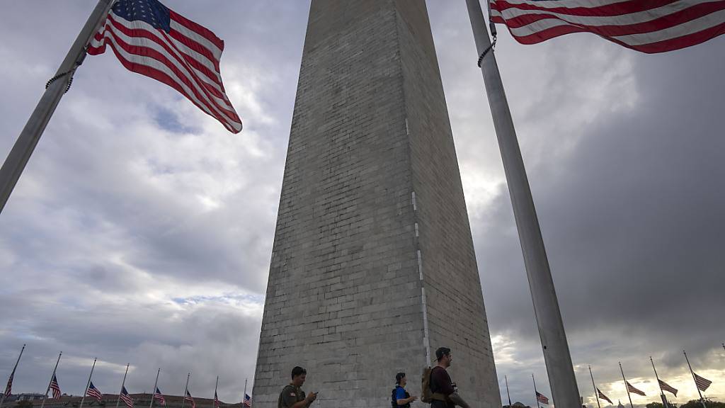 Die US-amerikanischen Flaggen wehen um das Washington Monument auf Halbmast, um die Opfer des Terroranschlags vom 11. September 2001 zu ehren und ihnen zu gedenken. Foto: Mark Schiefelbein/AP