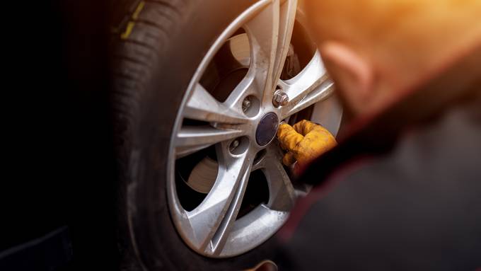 Betrunkener schläft bei Radwechsel ein