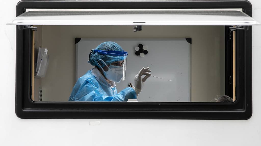 ARCHIV - Zur Entlastung der Ärzte hat das griechische Gesundheitsministerium 85 Privatärzte zum Dienst verpflichtet. Foto: Yorgos Karahalis/AP/dpa