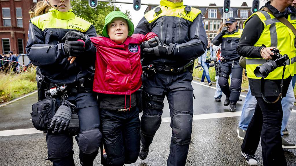 dpatopbilder - Klimaaktivistin Greta Thunberg wird bei einer Demonstration der Organisation Extinction Rebellion von Polizeibeamten abgeführt. Foto: Robin Utrecht/ANP/dpa