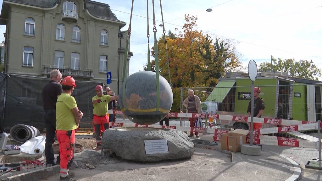 «Die Welt» zieht um: Weltkugel-Brunnen vor Berner Kursaal wird abtransportiert