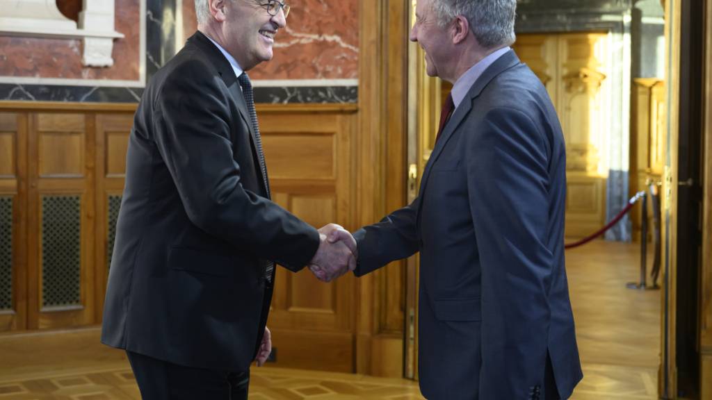 Bundespräsident Guy Parmelin, links, begrüsst Markus Potzel, Botschafter von Deutschland, während des traditionellen Neujahrsempfangs im Bundeshaus. (Archivbild)