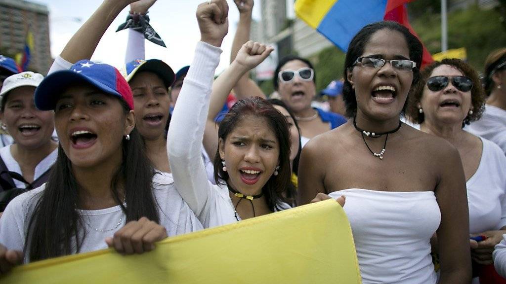 Frauen in Weiss demonstrieren in Venezuelas Hauptstadt Caracas gegen Präsident Maduro.