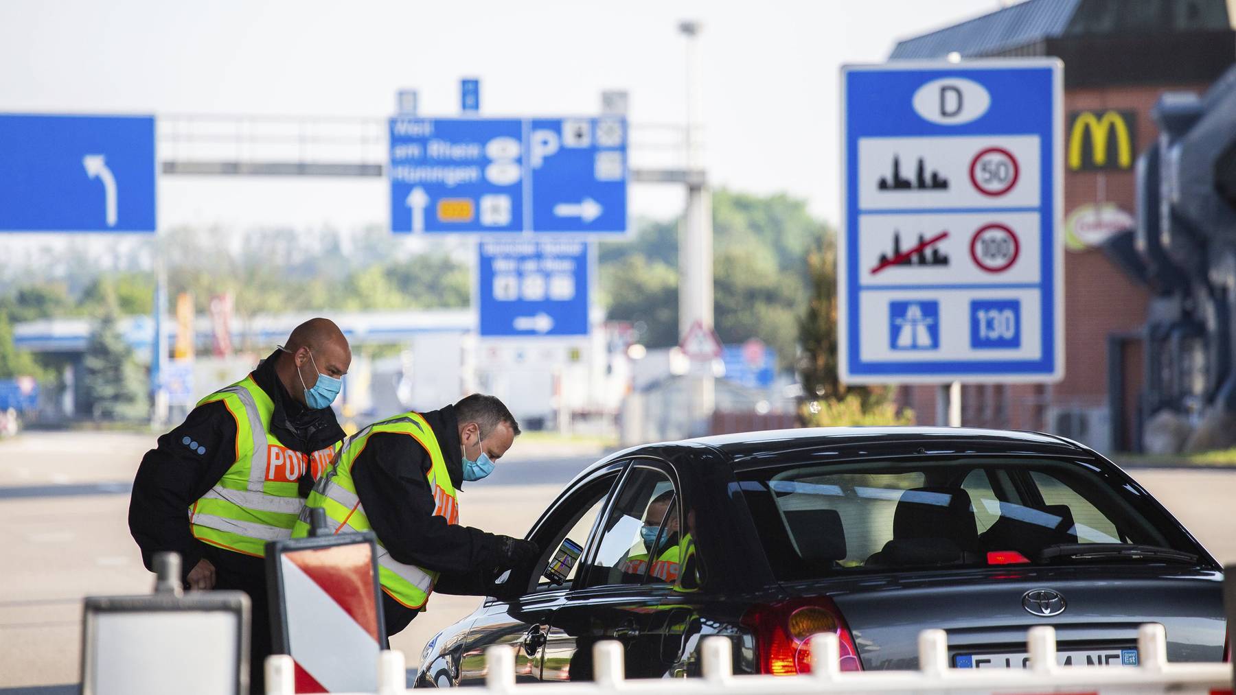 Bundespolizisten prüfen am Zoll in Weil am Rhein am vergangenen Samstag ein Auto das aus der Schweiz nach Deutschland einreisen will.