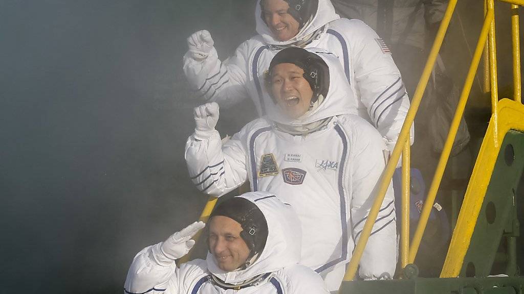 Tingle, Kanai und Schkaplerow winken vor dem Abflug zur Internationalen Raumstation ISS.