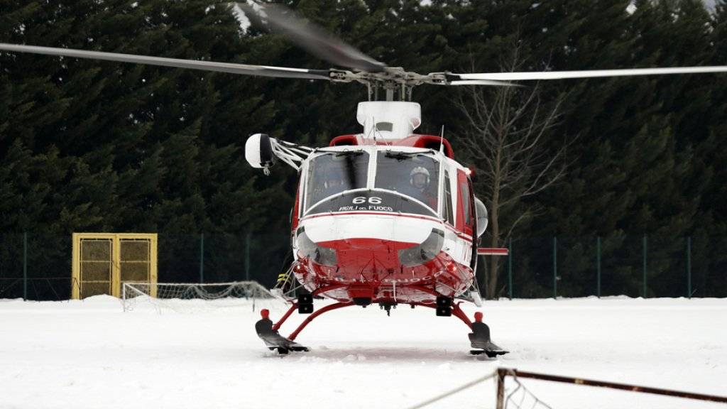 Ein italienischer Rettungshelikopter vor dem Abflug in das Erdbebengebiet. Aus dem von einer Schneelawine verschütteten Hotel wurden am frühen Samstagmorgen vier weitere Menschen gerettet.