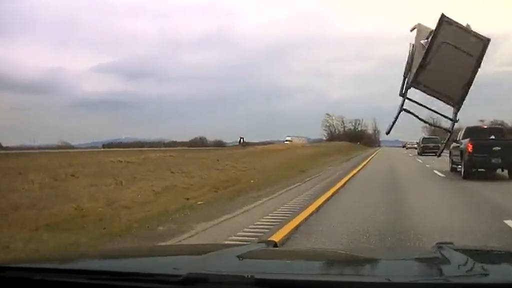 Ungesichert auf dem Highway: Stuhl kracht in Windschutzscheibe eines Polizeiautos