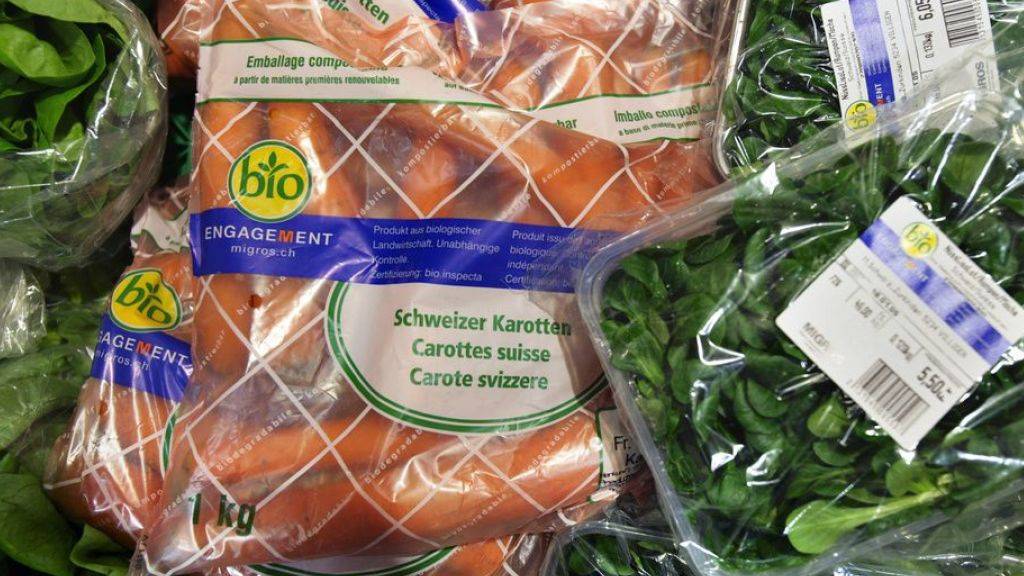 Plastik, wo das Auge hinreicht: Bio-Karotten und -Salat bei einem Schweizer Detailhändler. (Archivbild)
