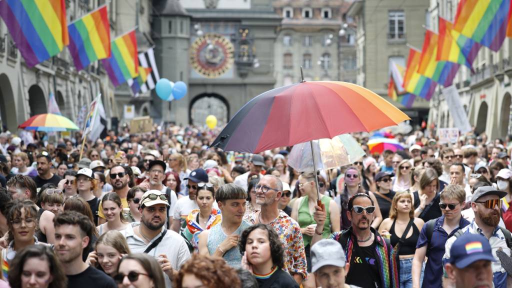 In Bern gingen am Samstag rund 10'000 Menschen für die Rechte und Anliegen queerer Menschen auf die Strasse. (Archivbild)