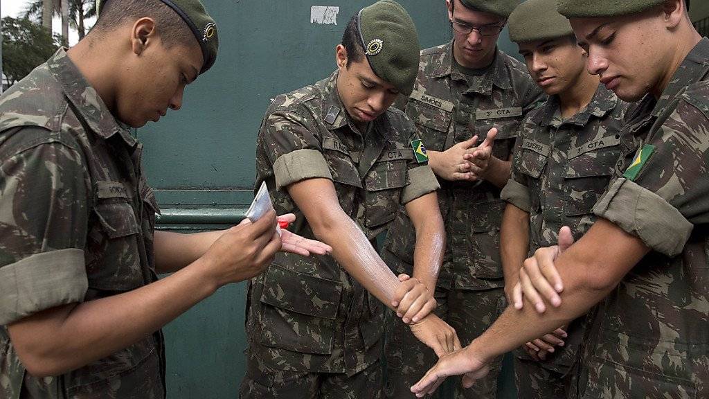 Brasilianische Soldaten bereiten sich in Sao Paulo mit Insektenschutzmittel auf einen Einsatz vor. (Archivbild)