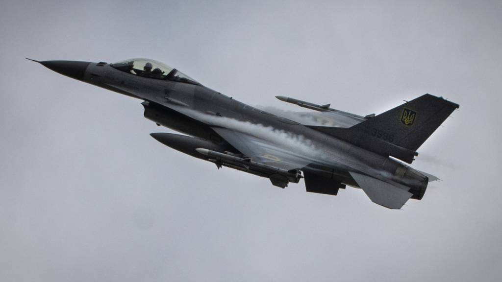 ARCHIV - Ein F-16-Kampfjet der ukrainischen Luftwaffe im Flug. Foto: Efrem Lukatsky/AP/dpa